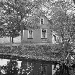 Foto: voorgevel woongedeelte boerderij - sexbierum - 20199402 - rce | Door: A.J. (Ton) van der Wal - Ton van der Wal - Dutch photographer Working for the Rijksdienst voor het Cultureel Erfgoed. - November 1978 | Licentie: CC-BY-SA-3.0-NL (wiki)